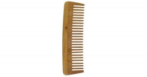 pettine-in-legno-neem-a-denti-larghi cura dei capelli lunghi in estate
