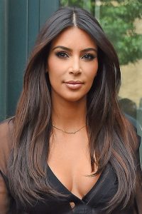 capelli cioccolato e caramello Kim Kardashian